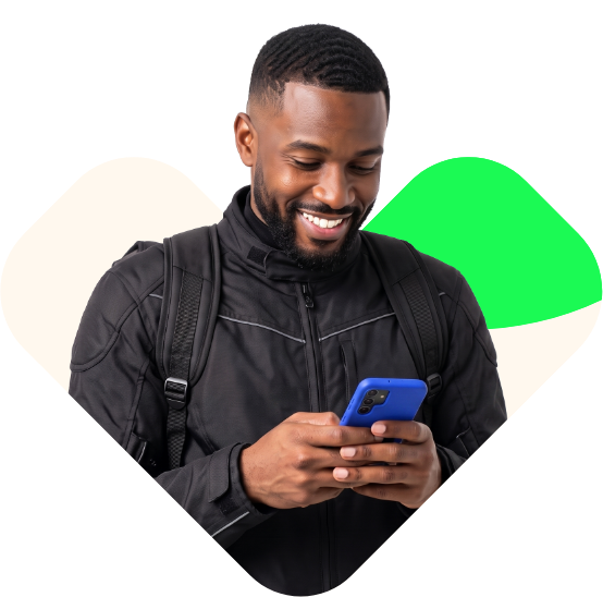 Homem sorrindo usando o celular para pedir crédito na Cashfone